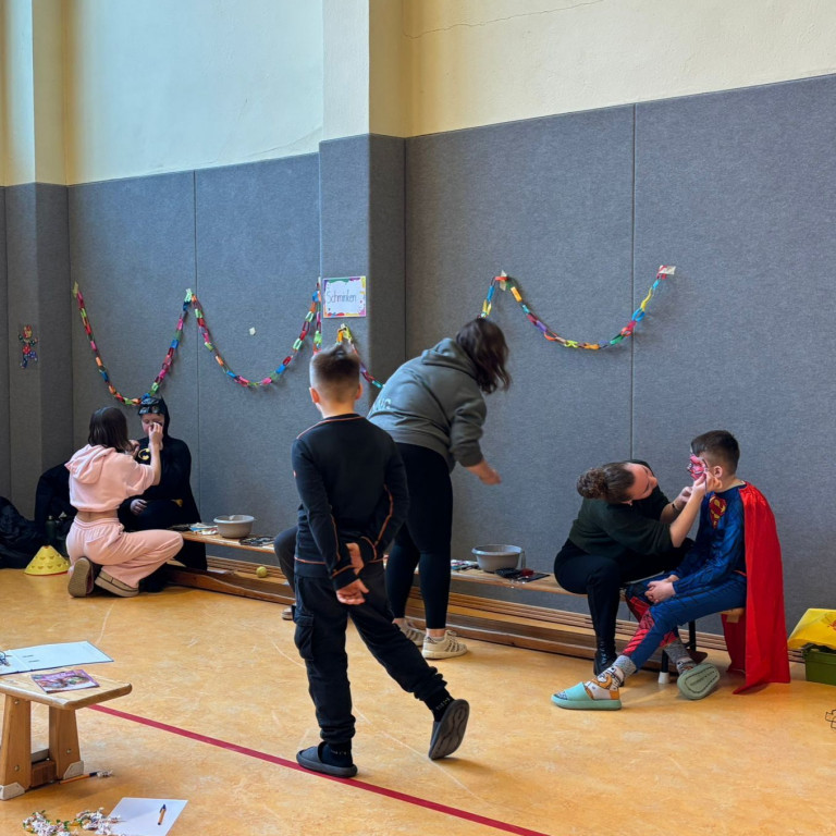 Gemeinsames Vergnügen bei der Faschingsfete