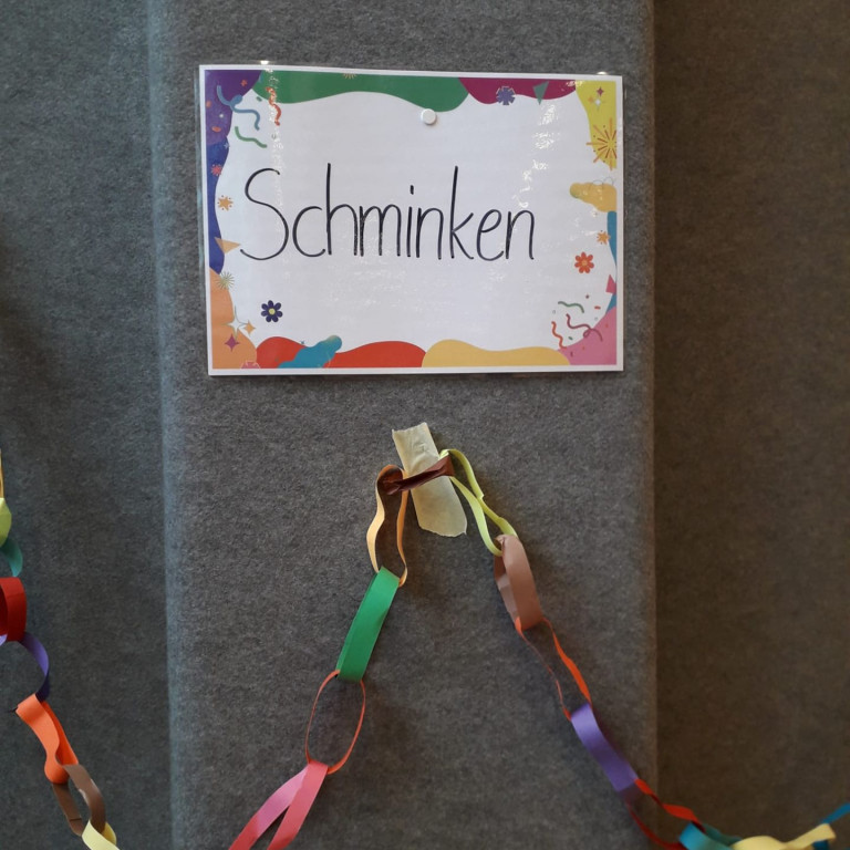 Gemeinsames Vergnügen bei der Faschingsfete