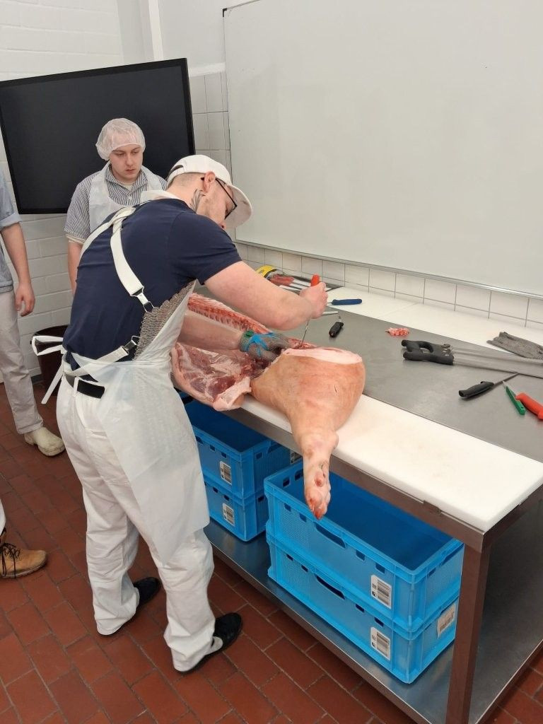 Köche und Fleischer im fachlichen Austausch