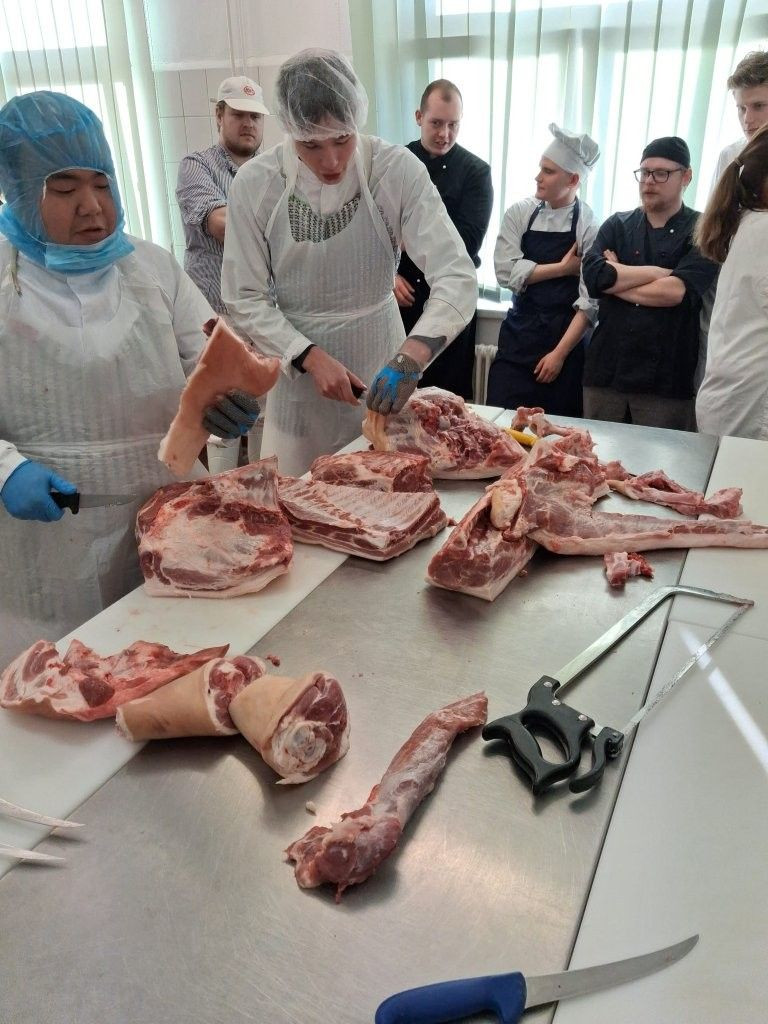 Köche und Fleischer im fachlichen Austausch