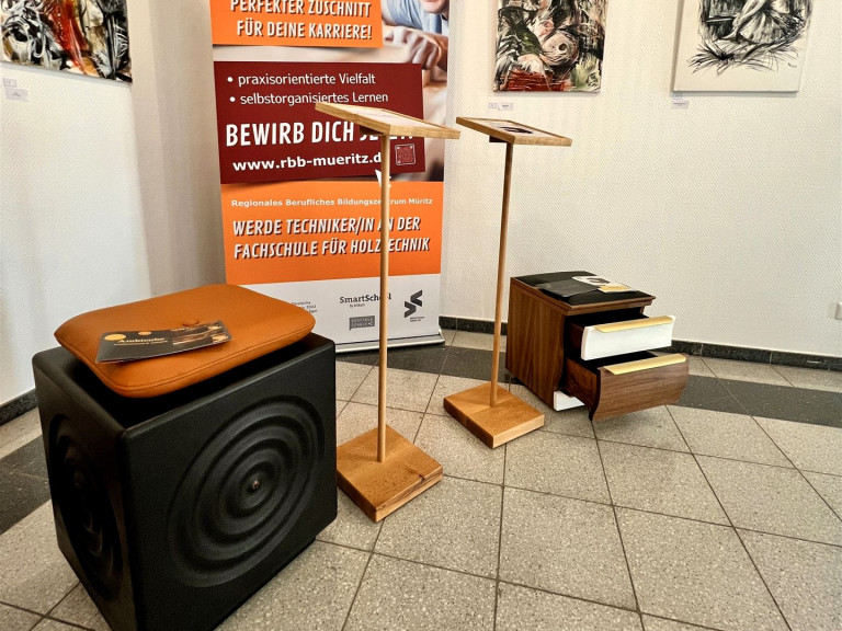 Sieben Kuben zeigen Kreativität und Präzision