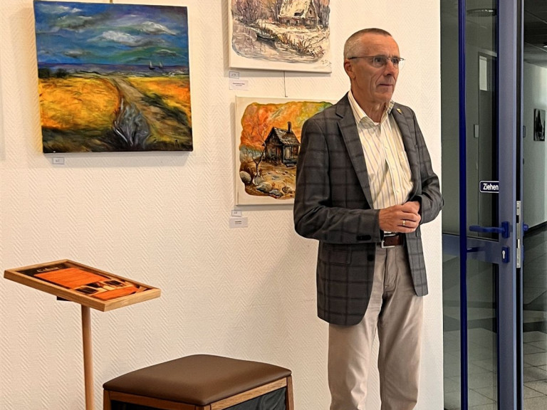 Sieben Kuben zeigen Kreativität und Präzision