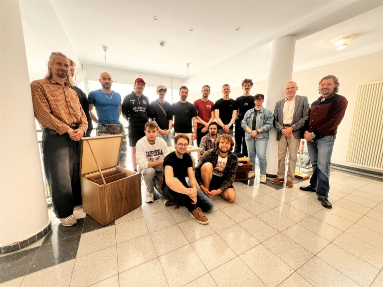 Sieben Kuben zeigen Kreativität und Präzision