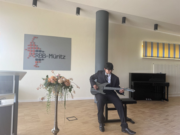 Die Aula ist bis auf den letzten Platz besetzt, die Vorfreude steigt