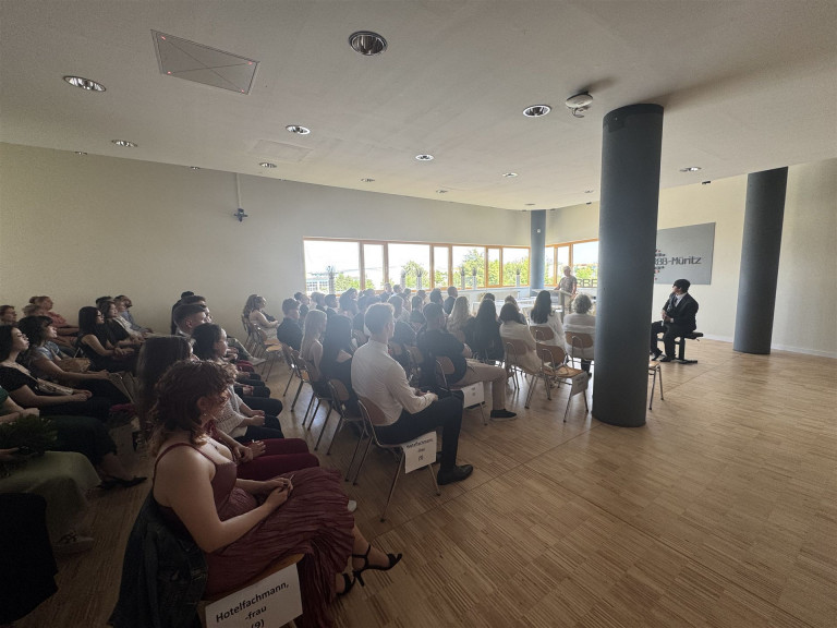 Die Aula ist bis auf den letzten Platz besetzt, die Vorfreude steigt