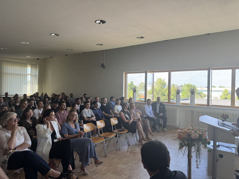 Die Aula ist bis auf den letzten Platz besetzt, die Vorfreude steigt
