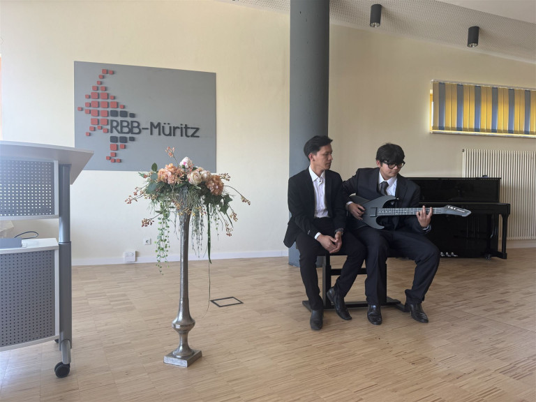 Die Aula ist bis auf den letzten Platz besetzt, die Vorfreude steigt