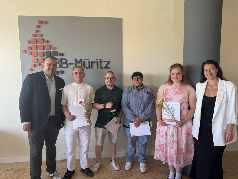 Die Aula ist bis auf den letzten Platz besetzt, die Vorfreude steigt