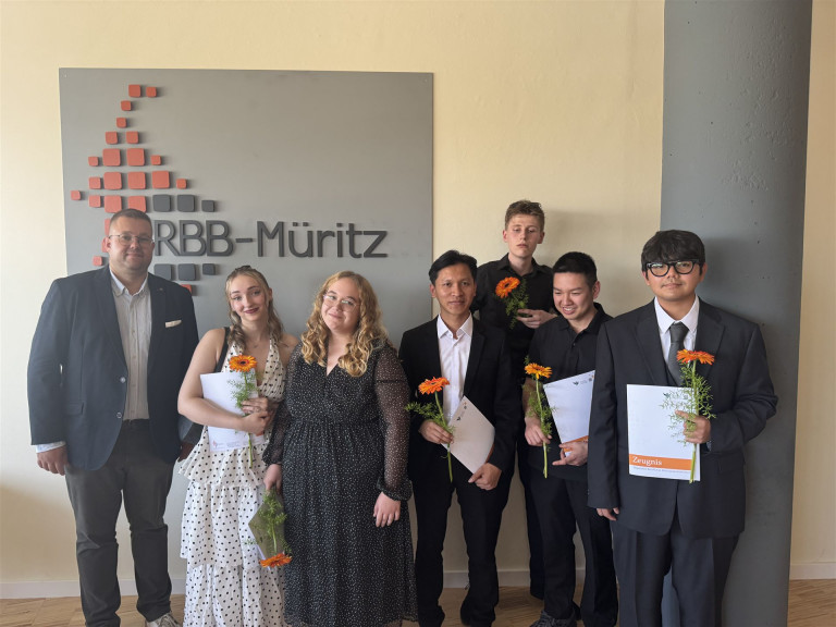 Die Aula ist bis auf den letzten Platz besetzt, die Vorfreude steigt