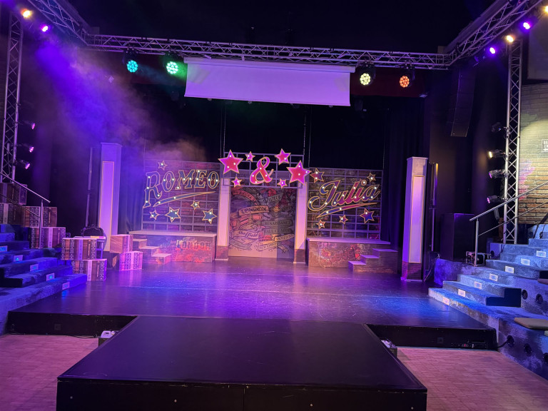 Die Aula ist bis auf den letzten Platz besetzt, die Vorfreude steigt